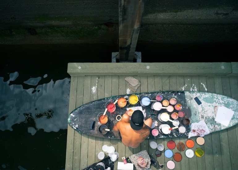 Imagen del artículo: El artista que crea murales que aparecen y desaparecen con el agua