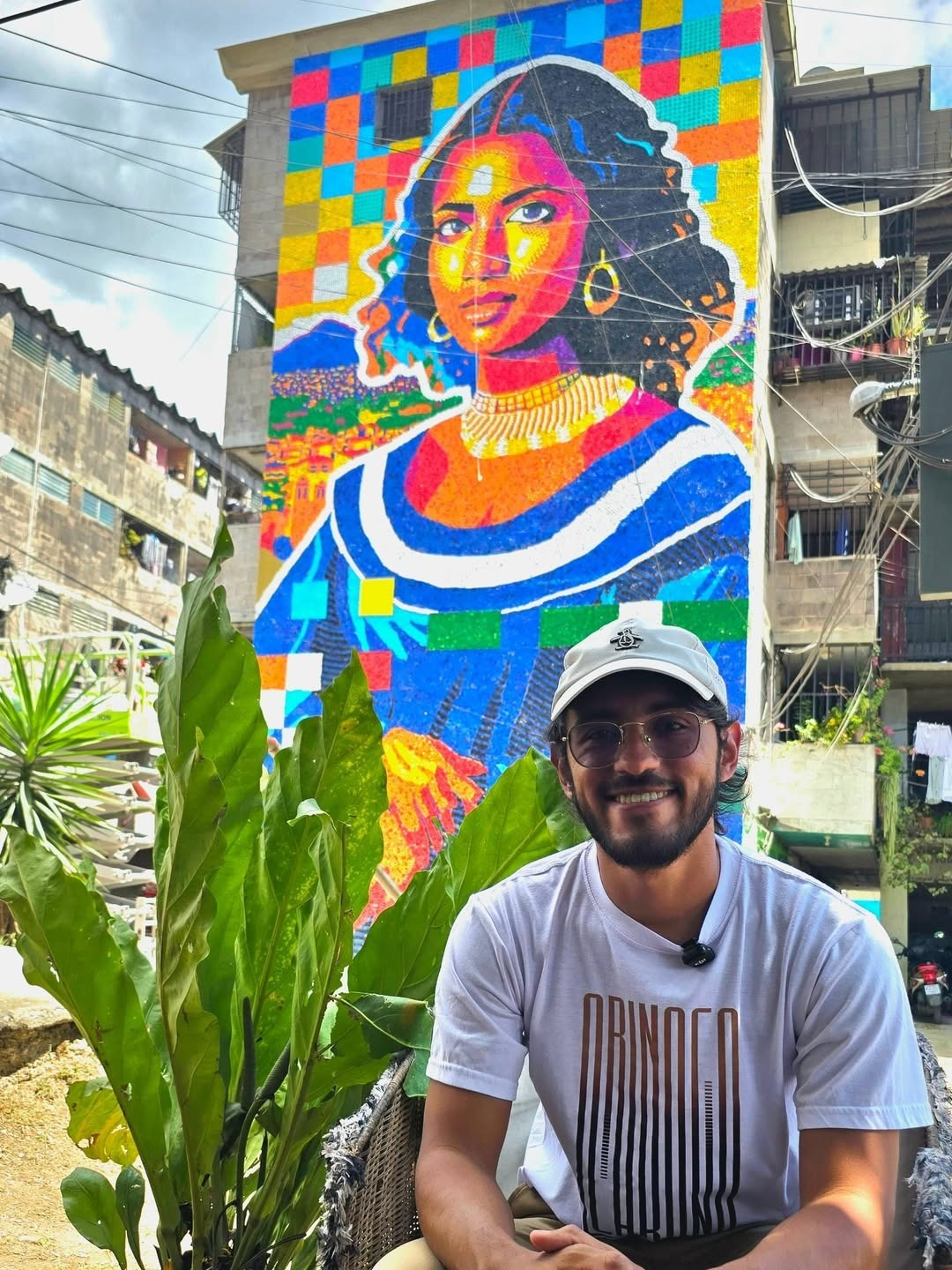 El artista que transforma tapitas de botellas en increíbles murales