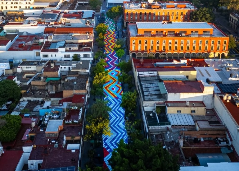 Imagen del artículo: El gigantesco cielo tejido que homenajea al Mundial en Guadalajara