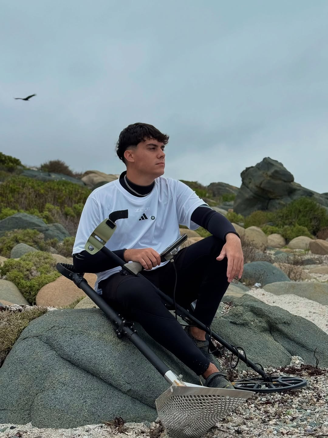 Imagen del artículo: Aron Detecta, el youtuber que busca tesoros en las playas de Latinoamérica