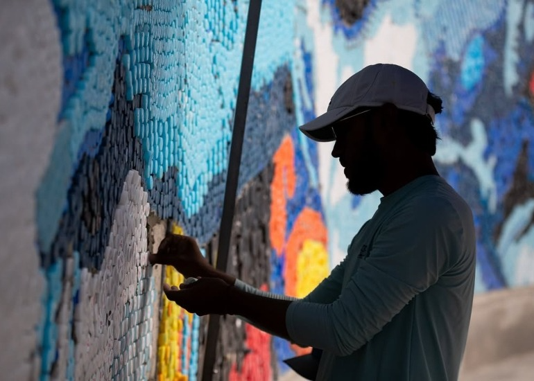 El artista que transforma tapitas de botellas en increíbles murales