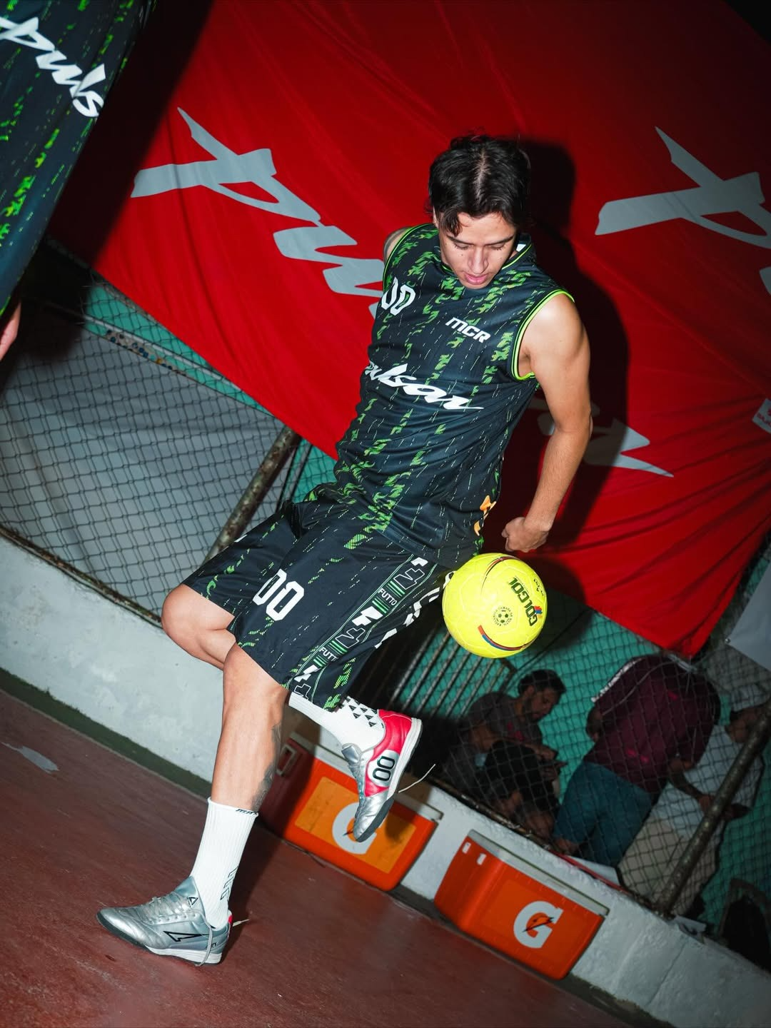 Imagen del artículo: ¿Quién es Alexander00, el creador colombiano que revolucionó el fútbol callejero?