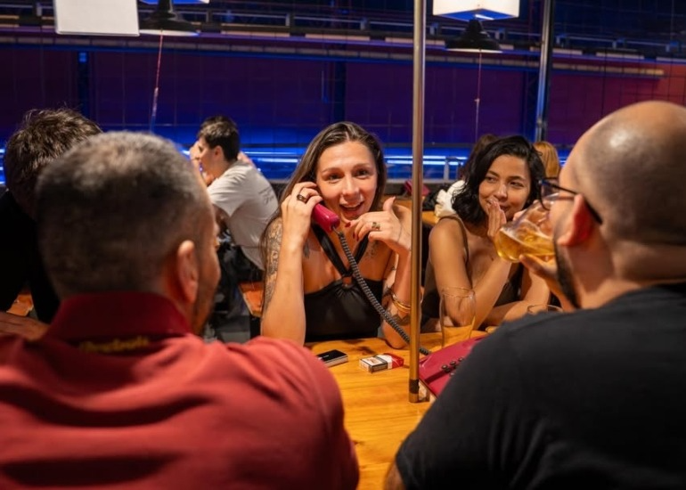 Imagen del artículo: El bar de Buenos Aires donde se llama por teléfono para conocer gente