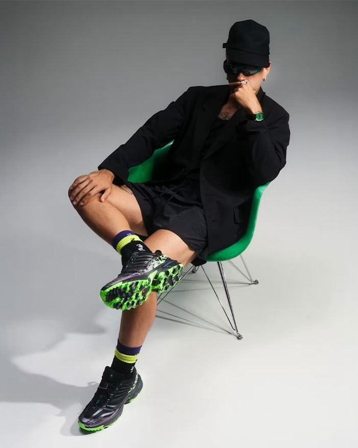 Verde, animal print y detalles: el universo de Feid vuelve a Salomon