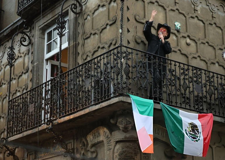 Imagen del artículo: U2 paralizó las calles de Ciudad de México con un show callejero improvisado