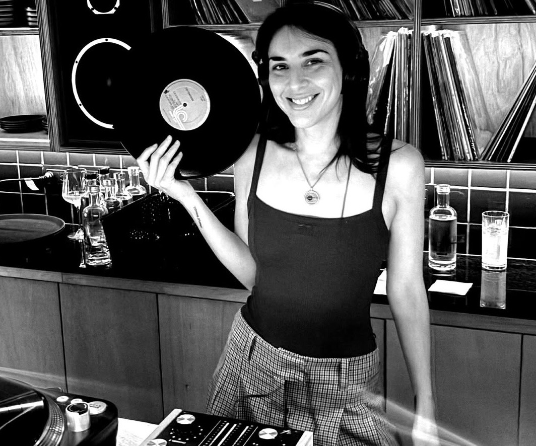 Imagen del artículo: Roman Kissa Bar: el binomio perfecto de coctelería y vinilos 