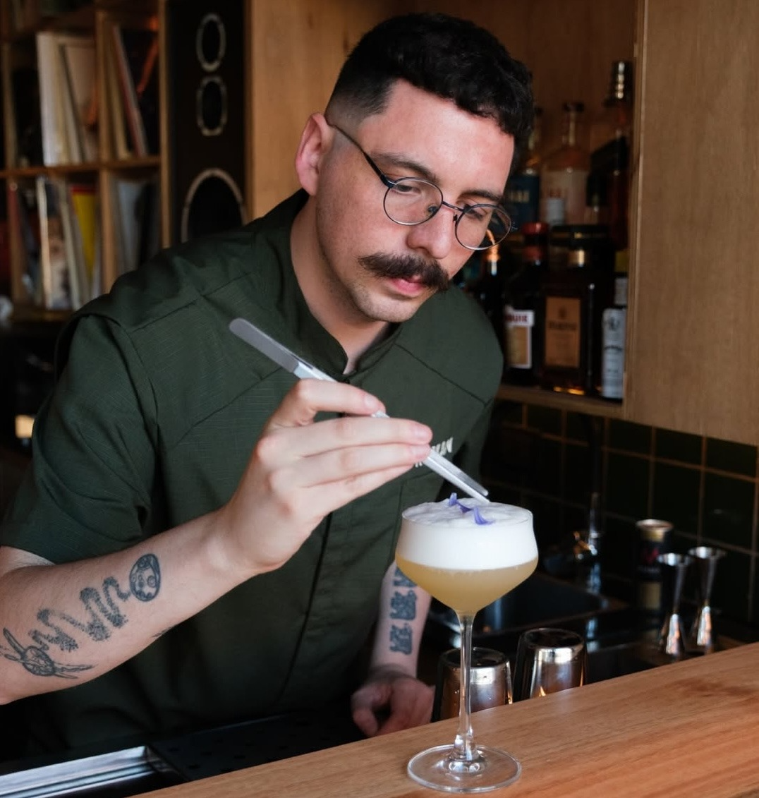 Imagen del artículo: Roman Kissa Bar: el binomio perfecto de coctelería y vinilos 