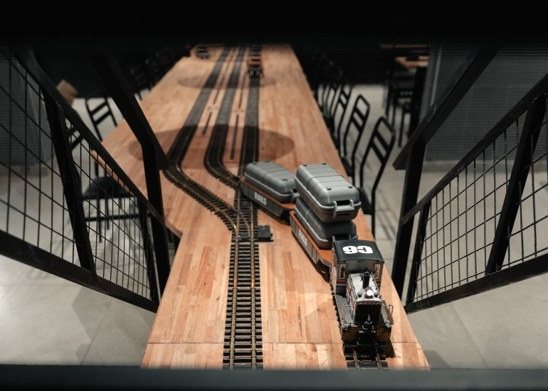 El spot gastronómico de Palermo donde un tren reemplaza a los mozos