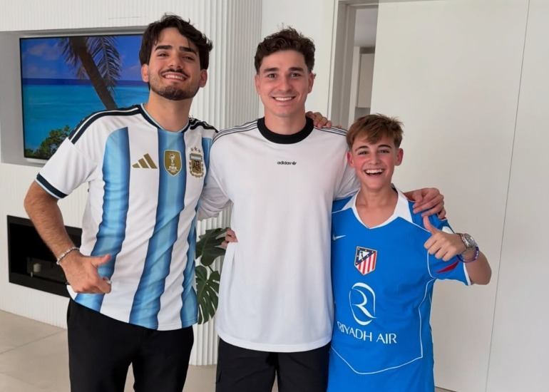 Imagen del artículo: El barbero de catorce años que conquistó las redes y le cortó el pelo a Julián Álvarez