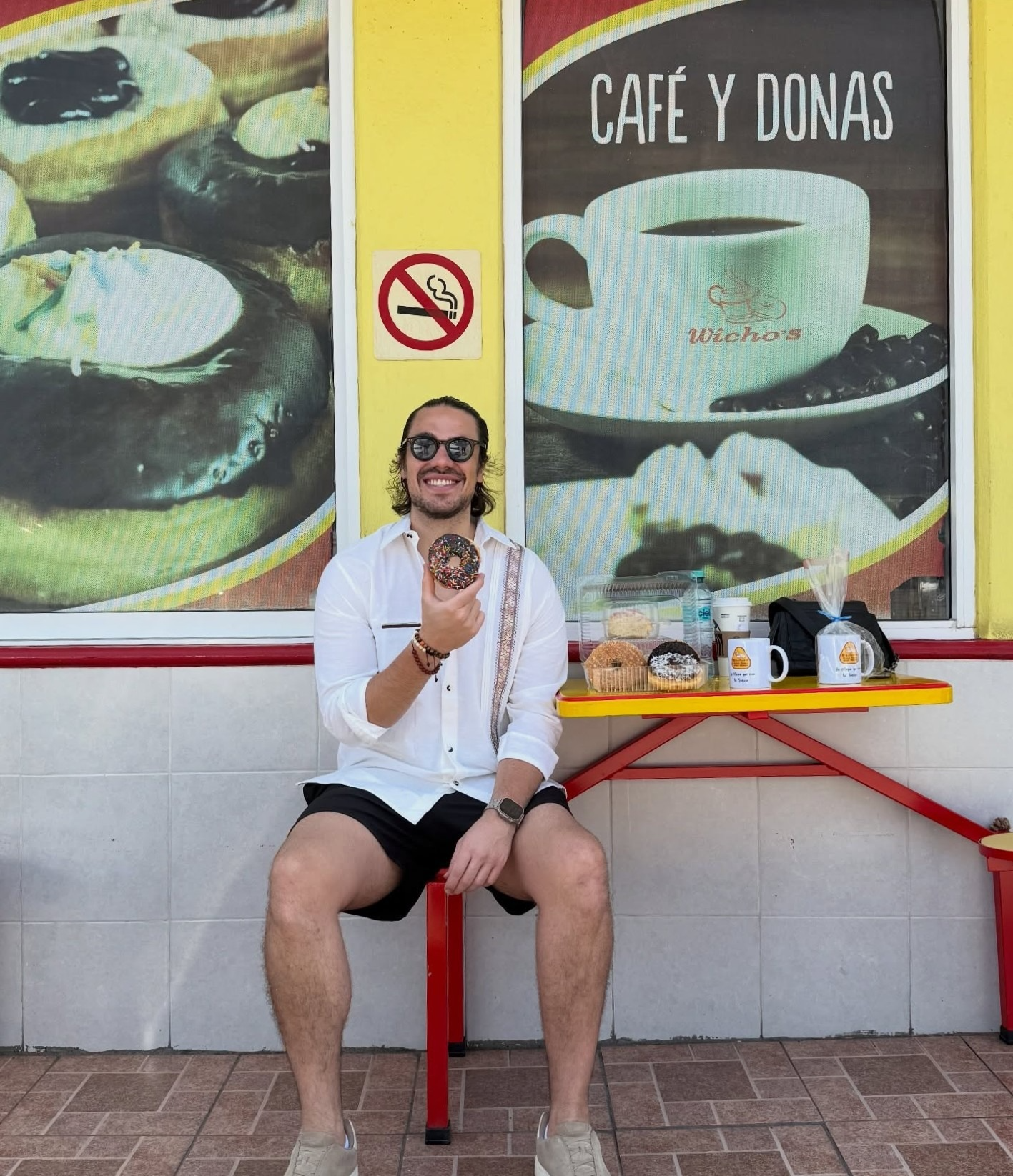 Imagen del artículo: Conocé a El Arturito, el influencer que visita de puestos callejeros a restaurantes Michelin