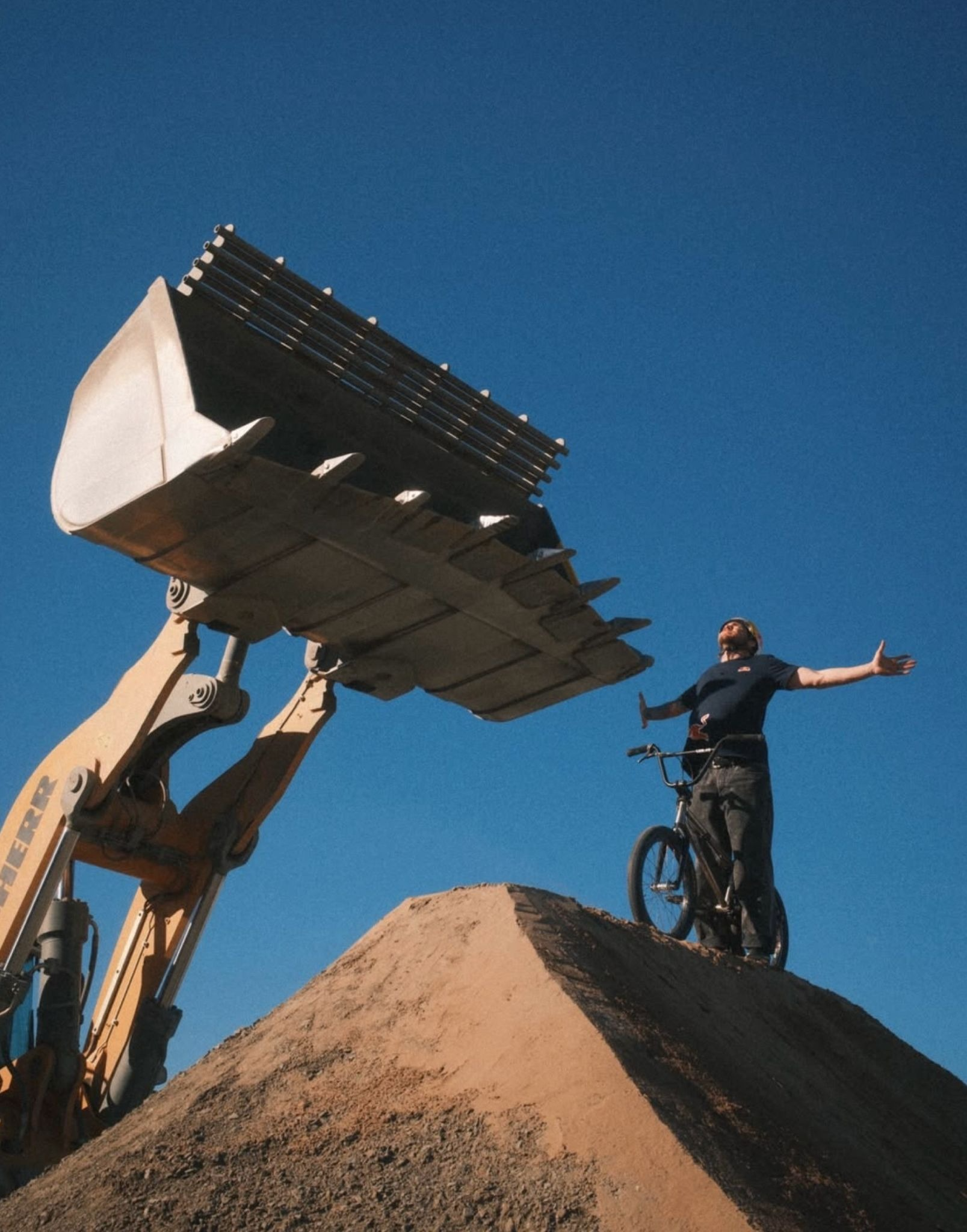 Gabriel Chaves y un desafío fuera de serie: BMX, excavadoras y rampas de tierra