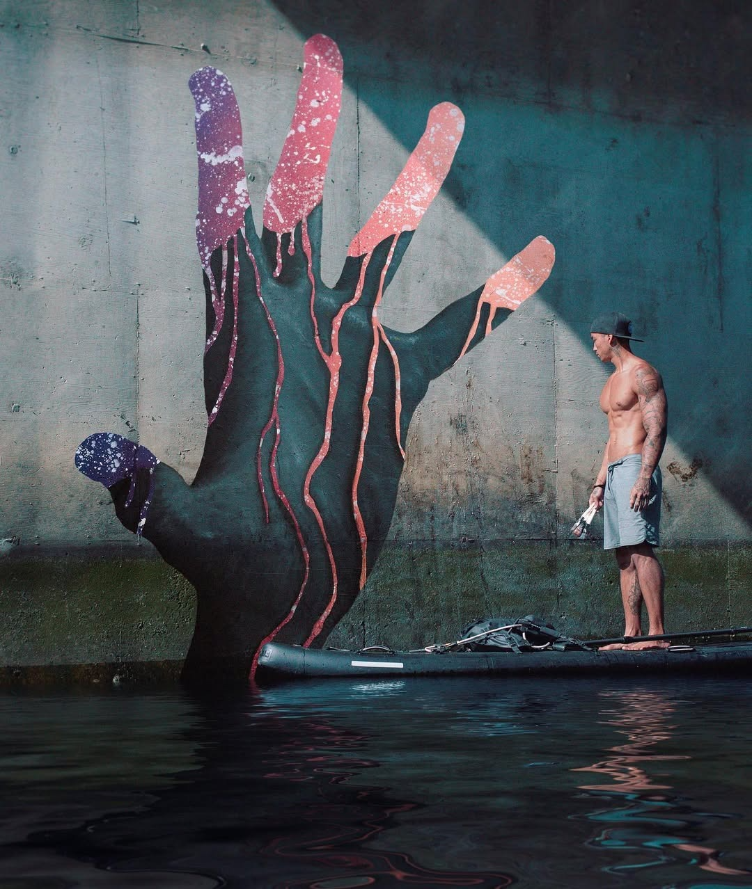 Imagen del artículo: El artista que crea murales que aparecen y desaparecen con el agua