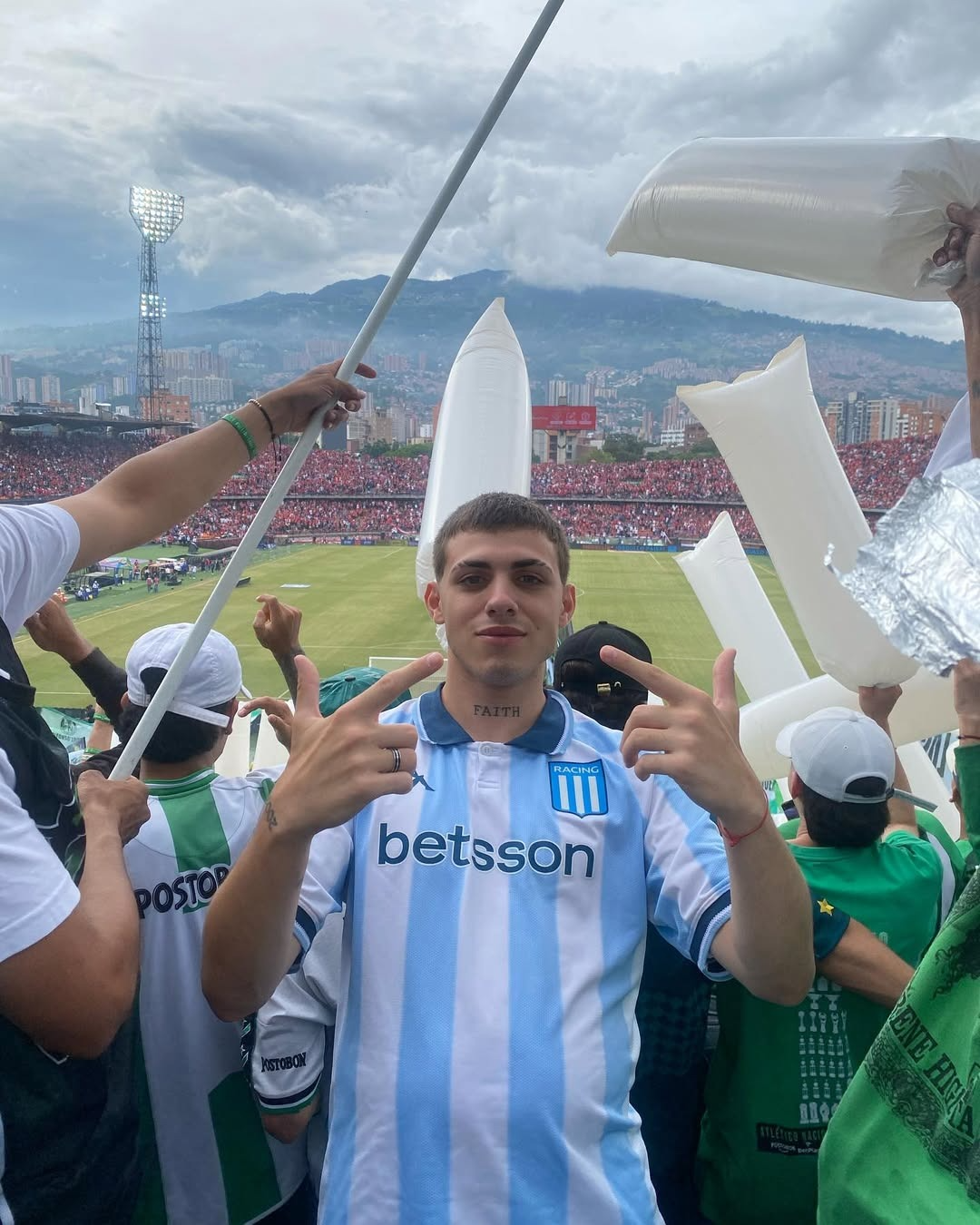 Imagen del artículo: A dedo y sin límites: la historia del hincha argentino que quiere llegar al Mundial
