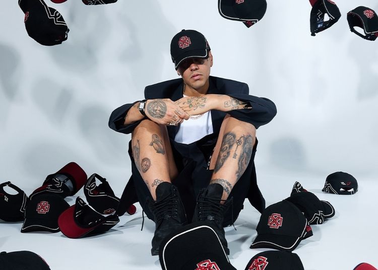 Portada de Duki se une a New Era y rompe la moda urbana