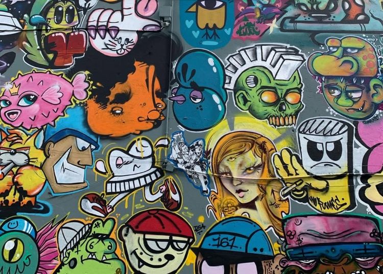 Portada de Los caracteres toman la ciudad de Bogotá