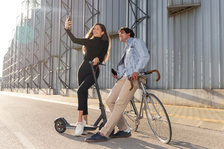 Portada de Las ventajas de turistear en bicicleta y monopatín